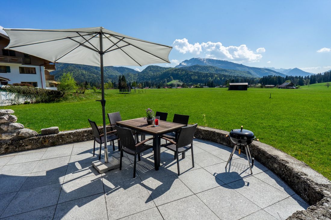 Terasse mit Grill und Essmöglichkeit