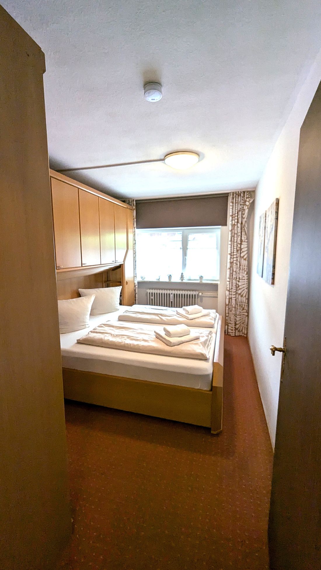 Erstes Schlafzimmer mit Doppelbett