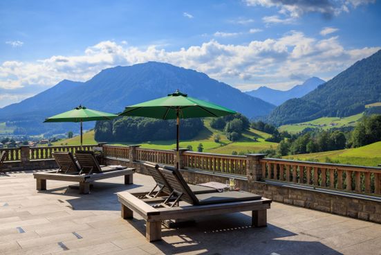 Liegen mit Bergblick