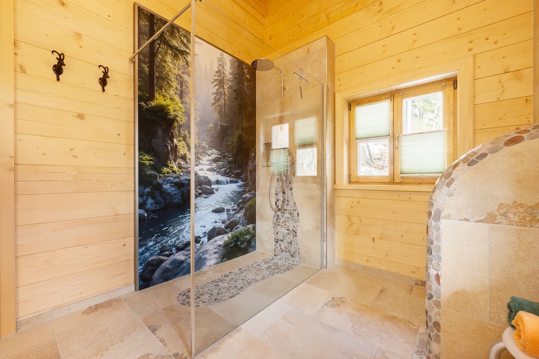 Dusche im Badezimmer