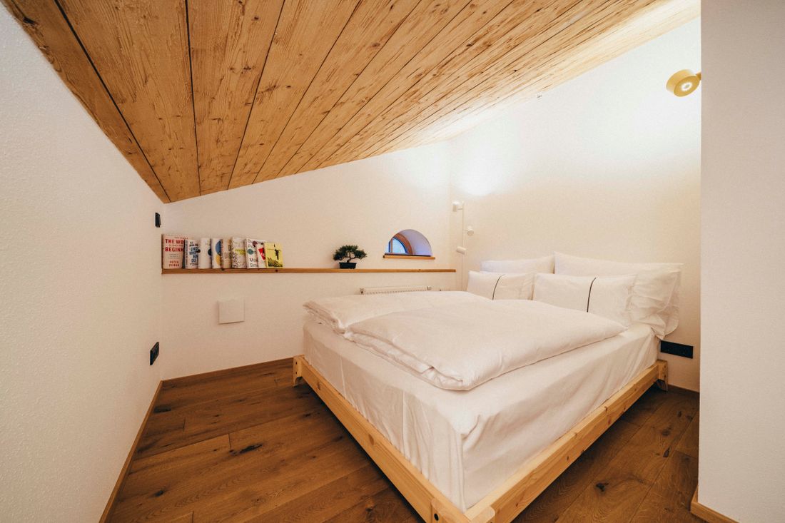 Schlafzimmer mit Doppelbetten, Holzdecke und Boden, Klimaanlage, Tageslicht & premium Bettwäsche aus der EU