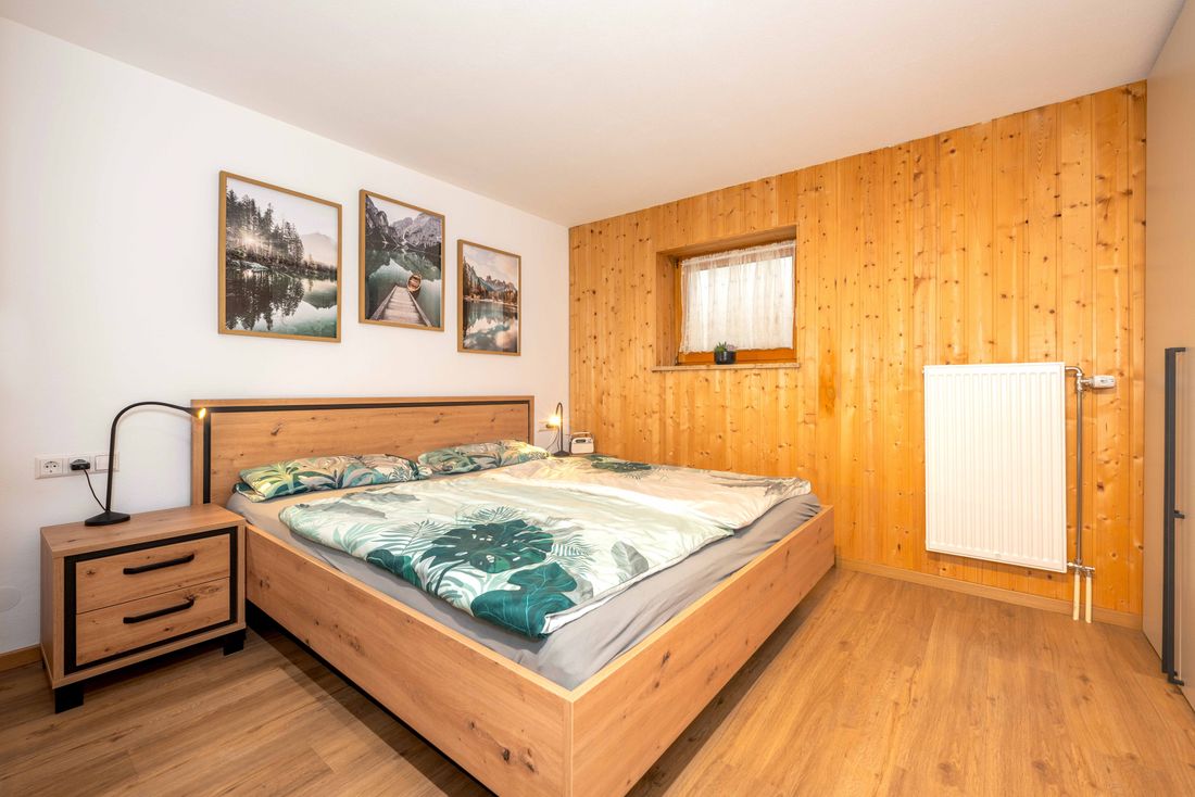 Schlafzimmer mit Doppelbett im Souterrain