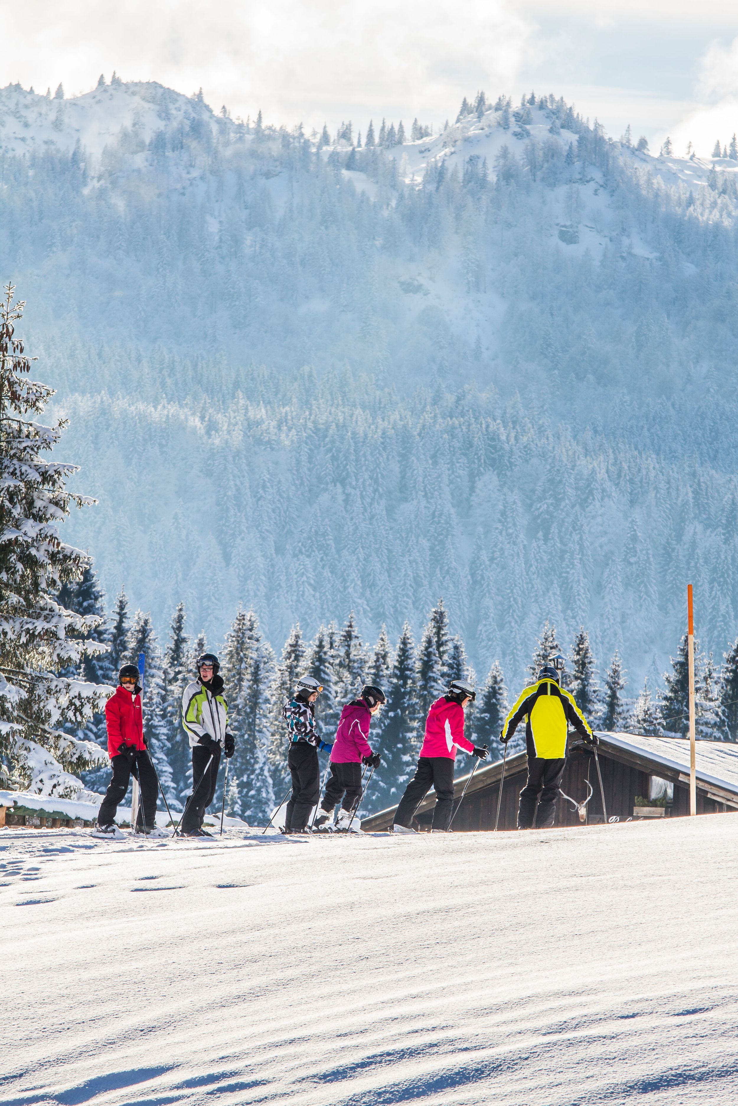 Eine Familie beim Skifahren in Winterlandschaft bei Winklmoss 
