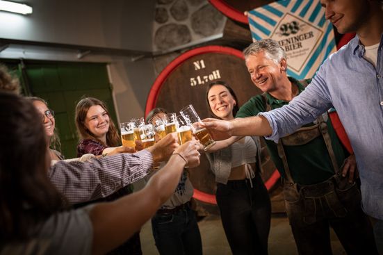 Brauerei-Erlebnis-Wieninger-Anstoßen