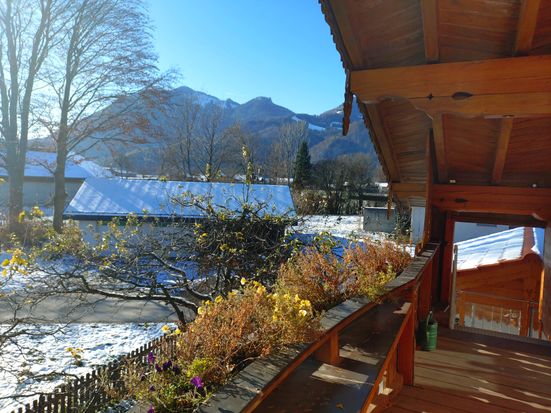 Blick vom Balkon zu den Chiemgauer Bergen, Hochplatte 1587m