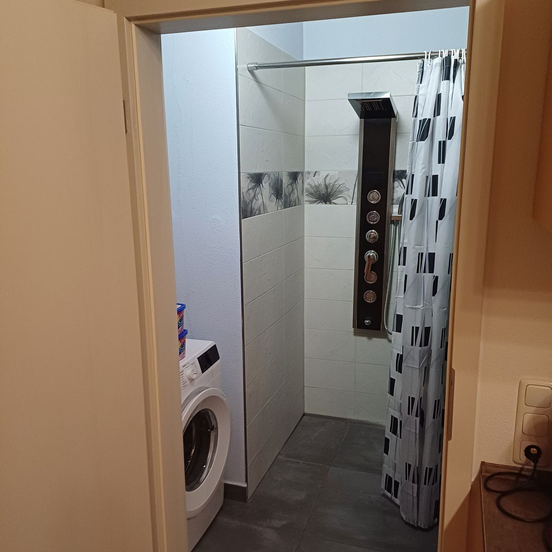 Begehbare Dusche und Waschmaschine