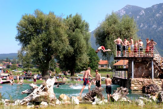inzell sommer familie naturbadesee sprungturm 01