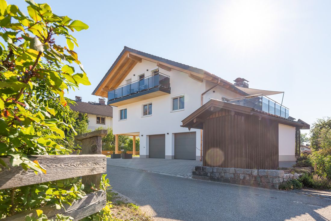 Neubau mit Balkon und Terrasse