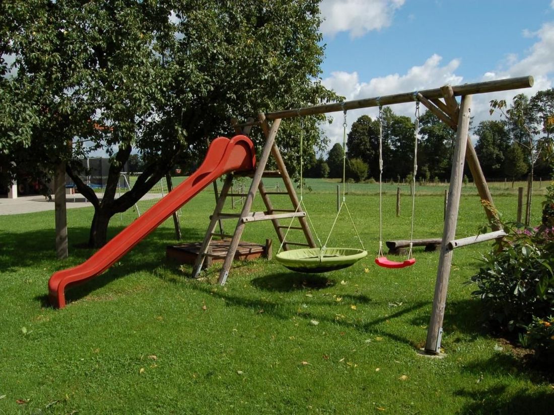 Schaukel und Rutsche am Hof