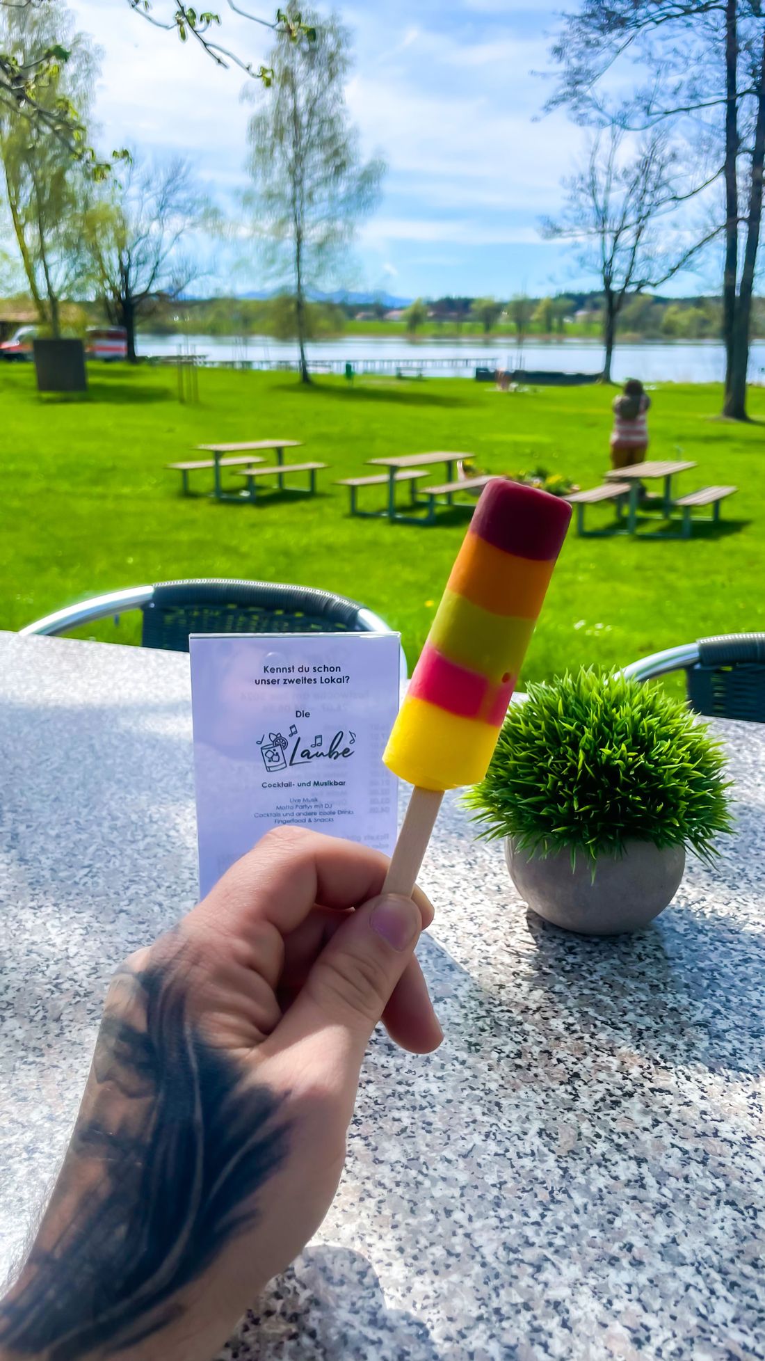 Eisgenuss-am-Strandbad-Obing