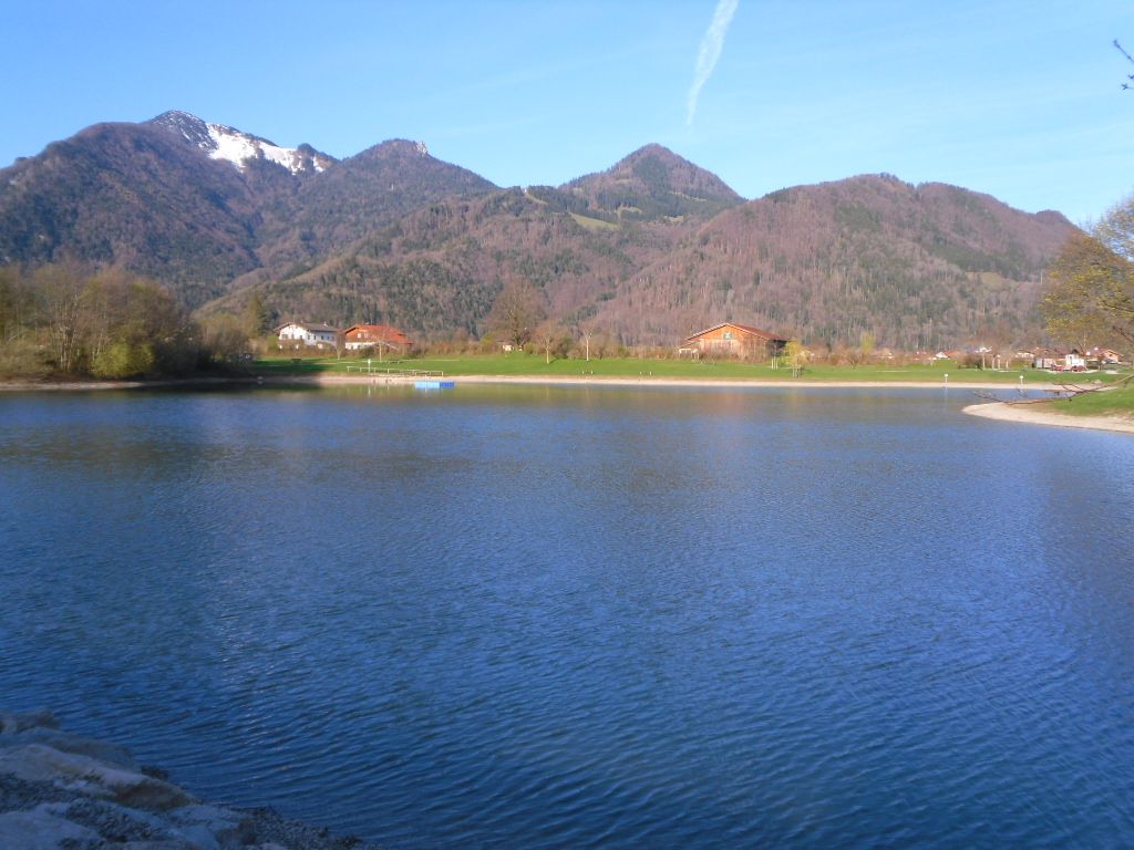 Blick vom Reifinger-Badesee  (ca. 5 Min entfernt) zur Hochplatte