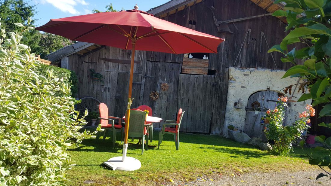 Sitzgelegenheit vor uriger Hütte