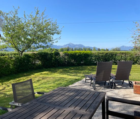 Terrasse von der Ferienwohnung Hochgern, idyllischer Blick auf die Chiemgauer Berge