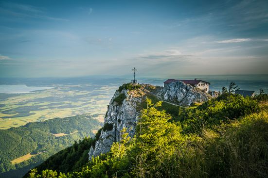 Blick über den Hochfelln Gipfel zum Chiemsee