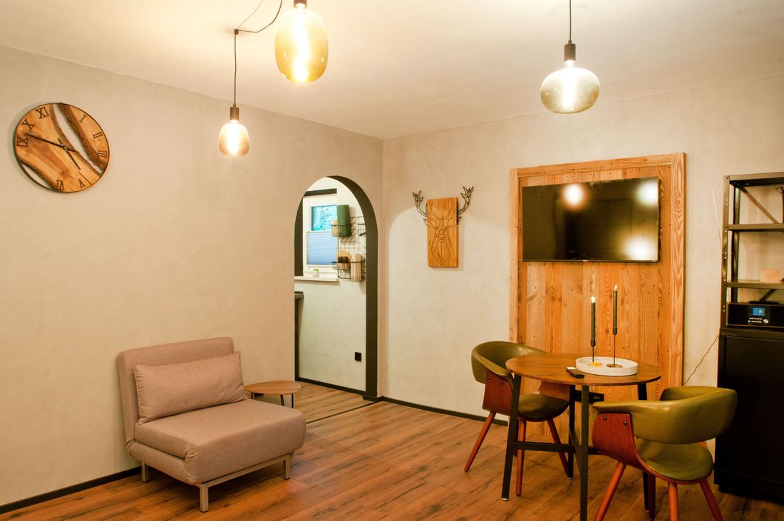 Sitzmöglichkeit und TV in der Ferienwohnung Waldgeflüster