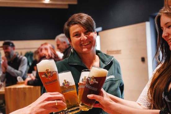 Schönram_Bier_anstoßen