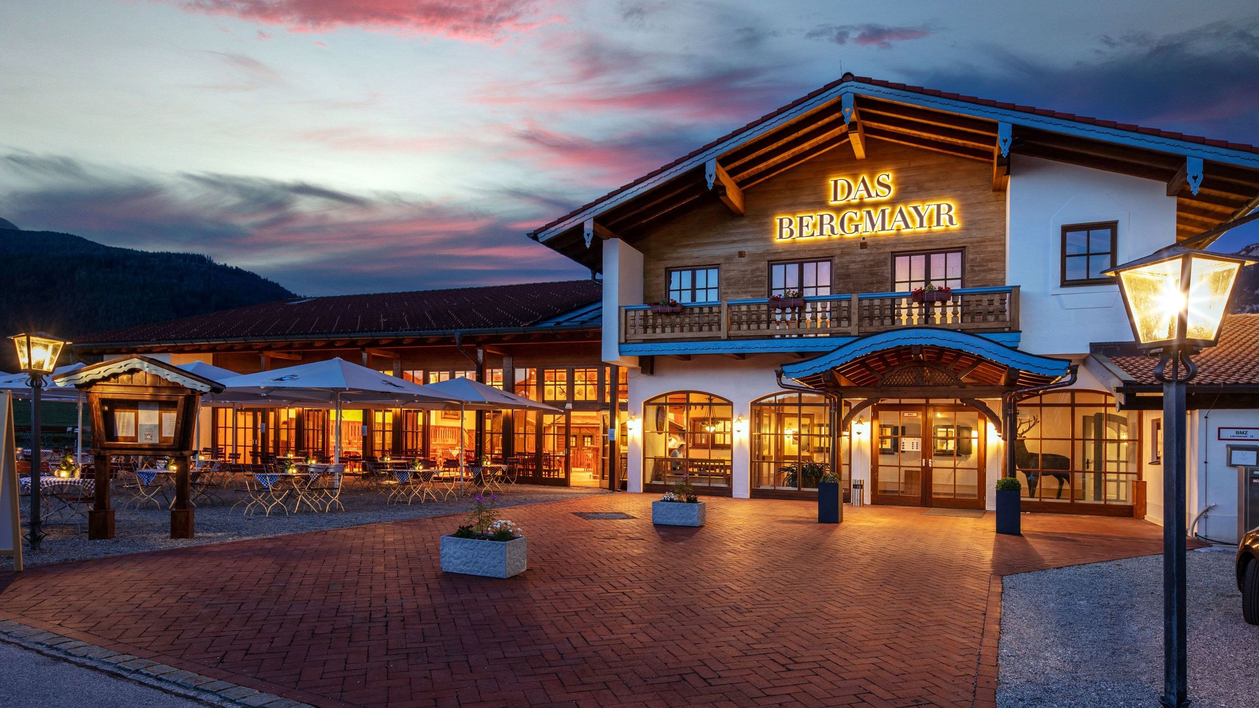 Hotelansicht bei Dämmerung