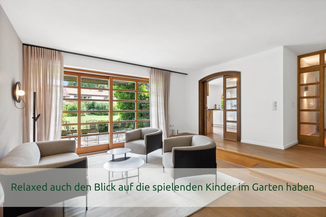Relaxed auch den Blick auf die spielenden Kinder im Garten haben