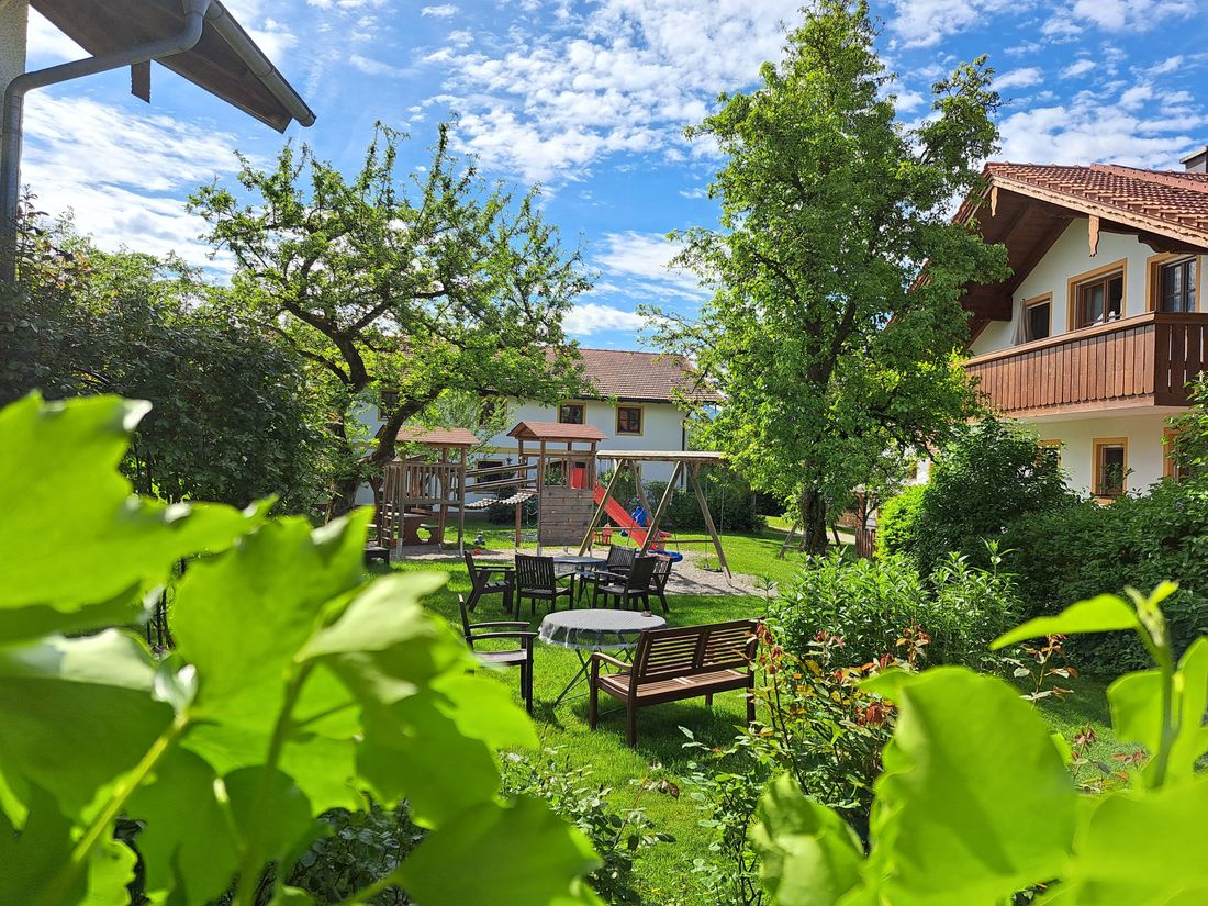 Ruhiger Garten mit Sitzgelegenheiten und Spielplatz