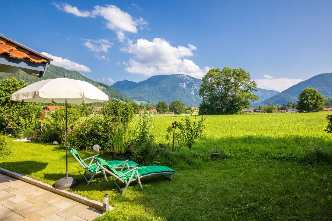 Sonnenliegen im Garten