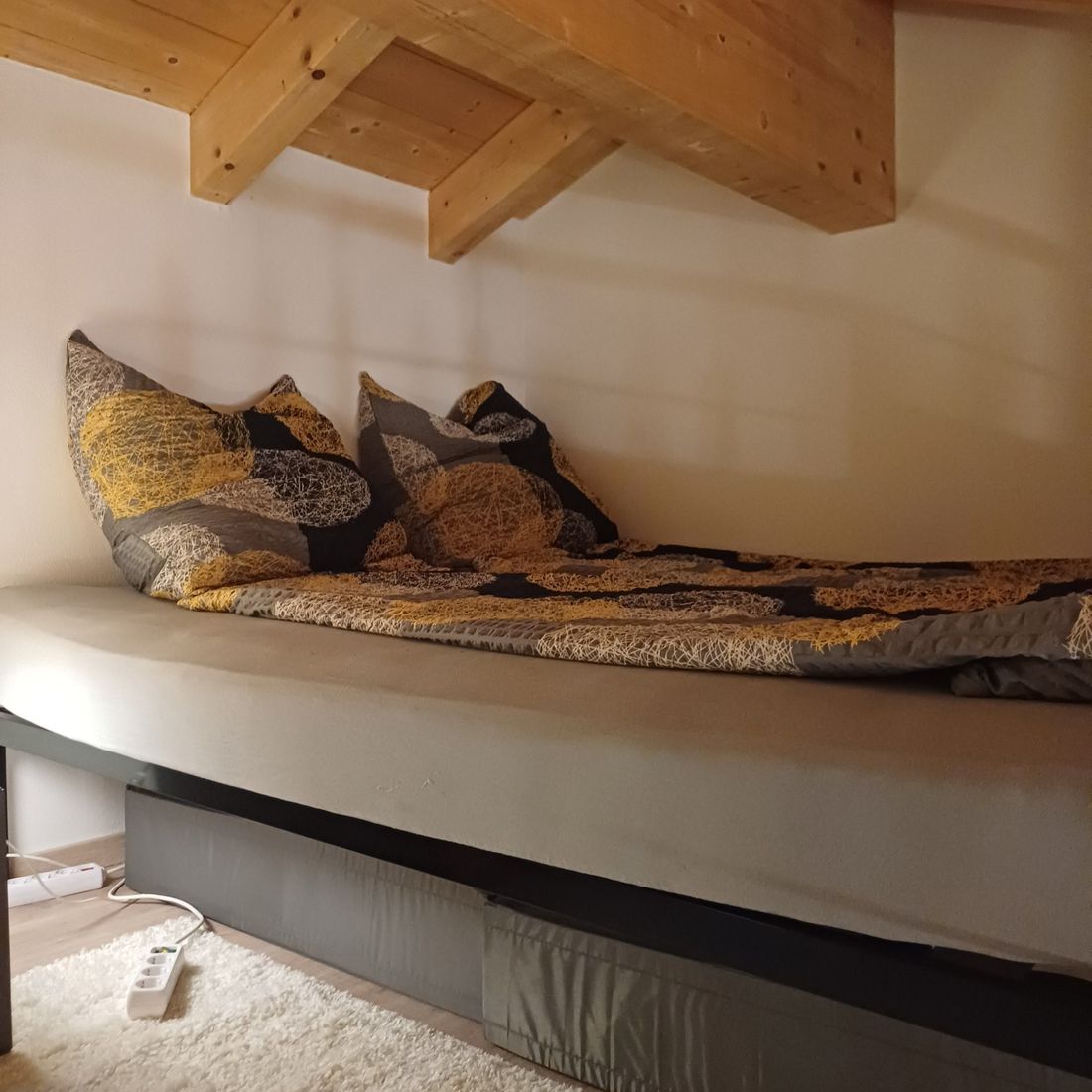 Doppelbett auf der Empore