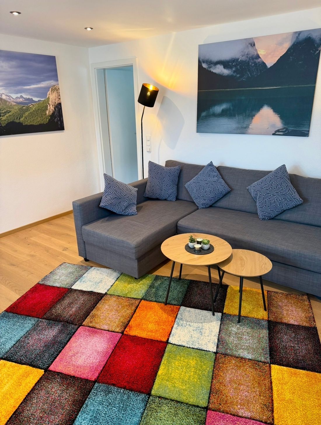 Wohnzimmer mit Durchgang zum Schlaf