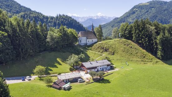 Streichenkapelle mit Berggasthof - im Hintergrund der Wilde Kaiser