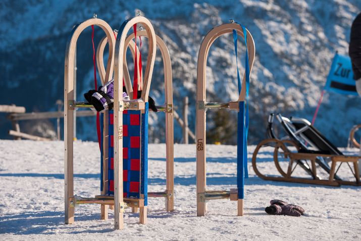 Schlitten stecken im Schnee