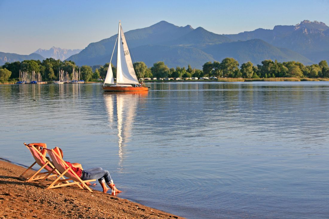 Boot fährt auf dem Chiemsee