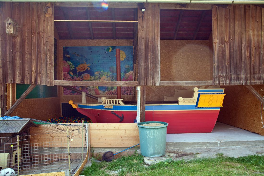 Hütte mit Schiff und Bällebad