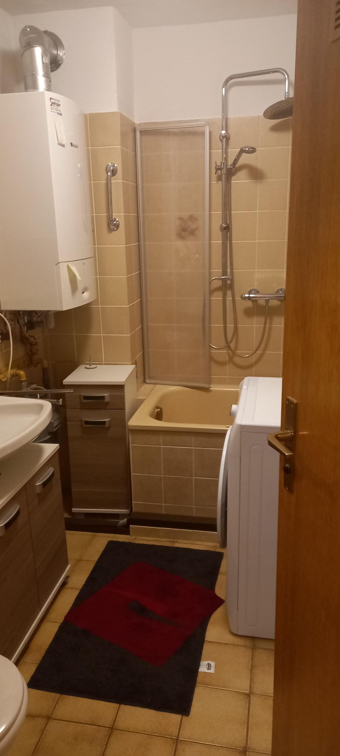 Badezimmer mit Badewanne/Waschmaschine