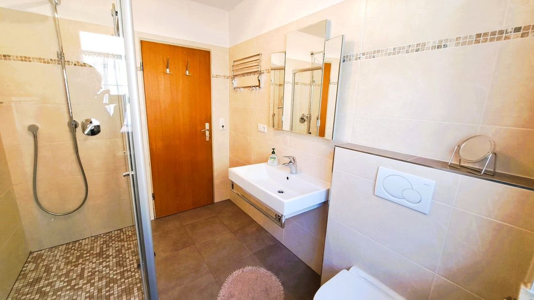 Bad mit WC und großer Dusche