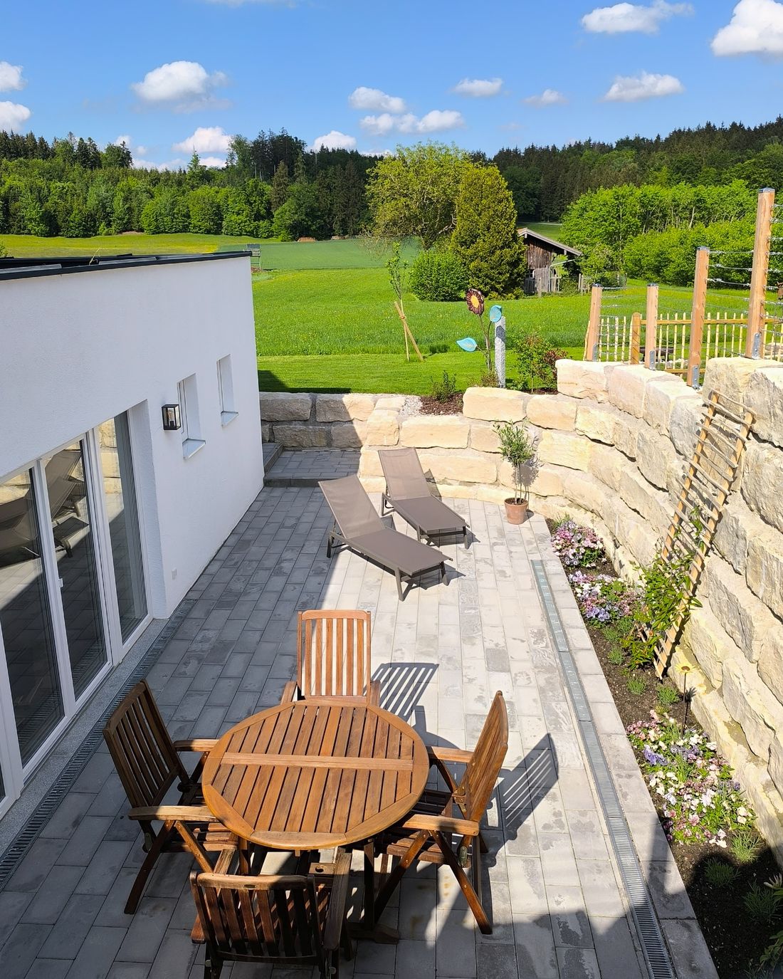 Terrasse mit Sitzgelegenheit und Liegen, Ausblick Garten