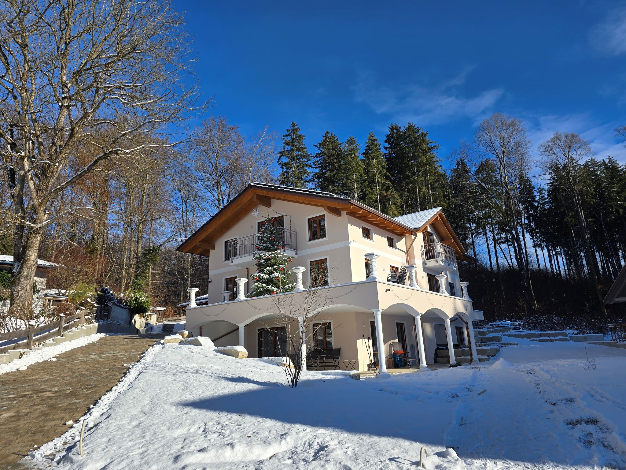 Haus im Schnee bei blauem Himmel