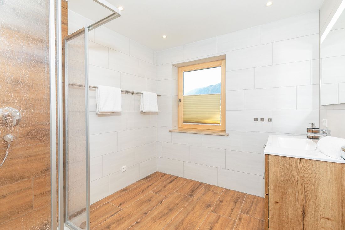 Bad, das zum ersten Schlafzimmer gehört. Insgesamt gibt es 2 Bäder und 1 Gäste-WC.