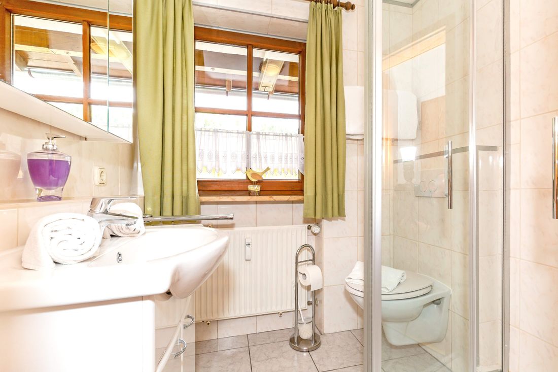 Bad mit Dusche und WC