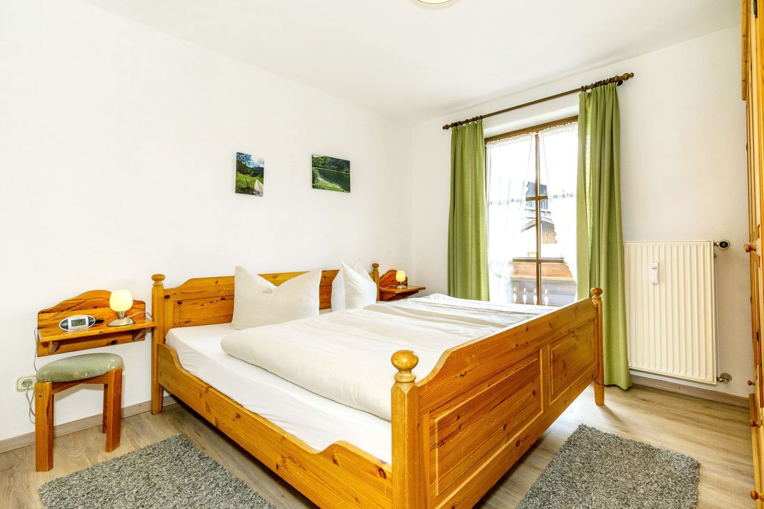 Schlafzimmer mit Doppelbett
