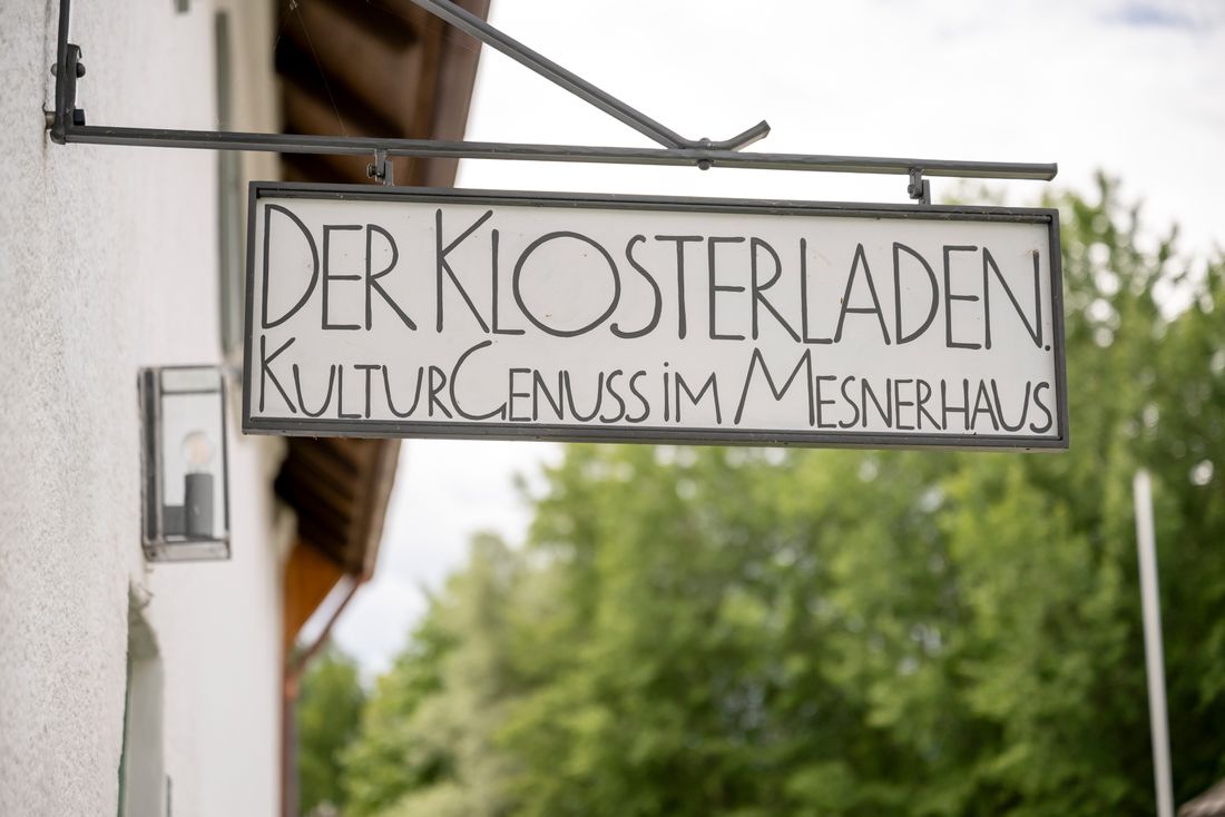 Eingangsschild Der Klosterladen. KulturGenuss im Mesnerhaus von Kloster Seeon