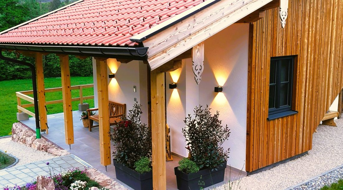 Abends sorgen Bewegungsmelder für optimale Lichtverhältnisse