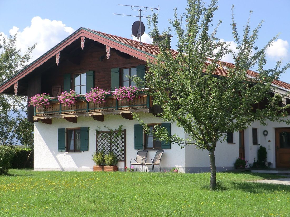 Das Nebengebäude wo sich die Ferienwohnung Hochfelln und Hochgern befindet