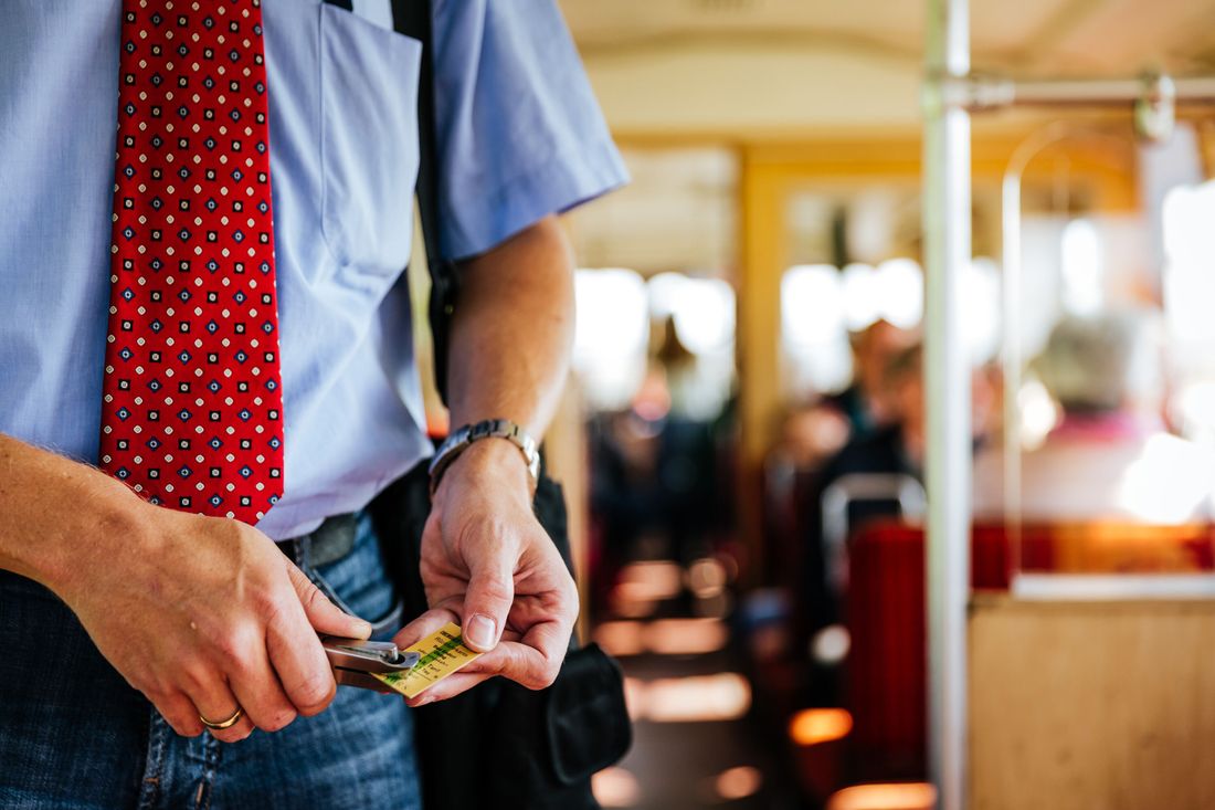 Schaffner in der Chiemgauer Lokalbahn LEO