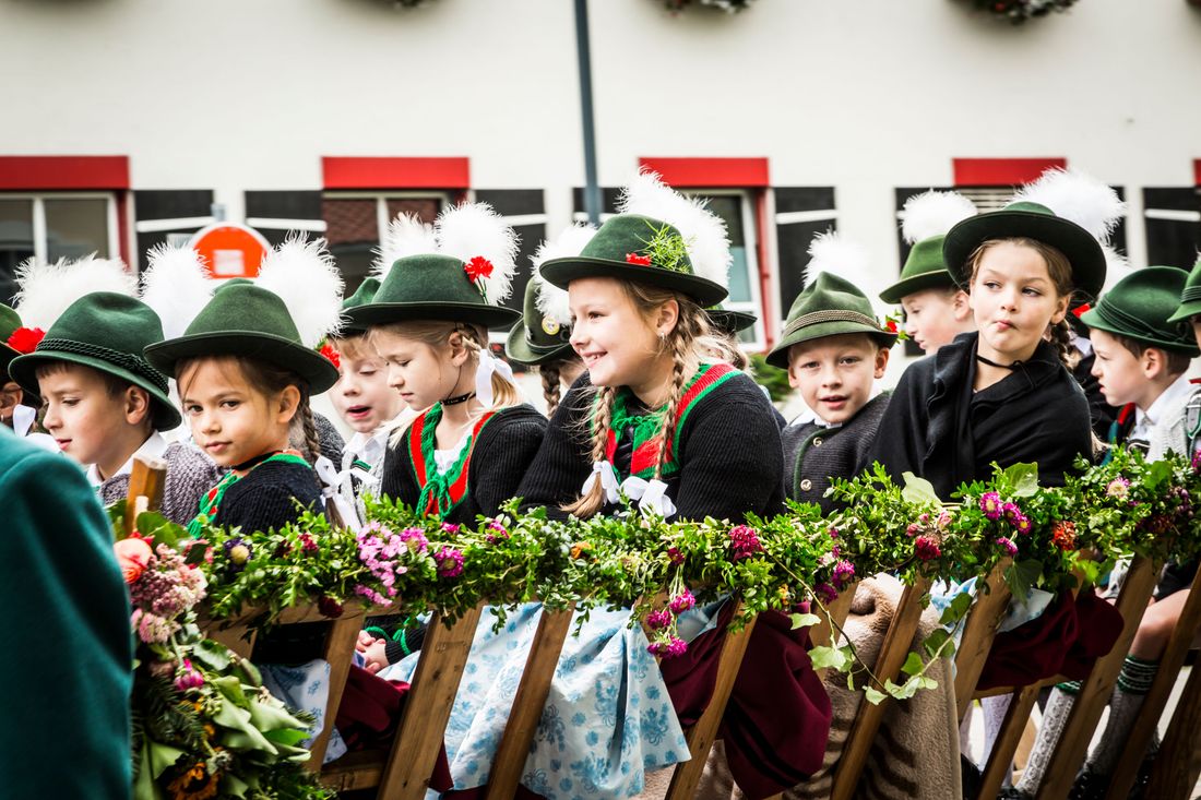 Trachtenkinder bei einem Festumzug im Chiemgau
