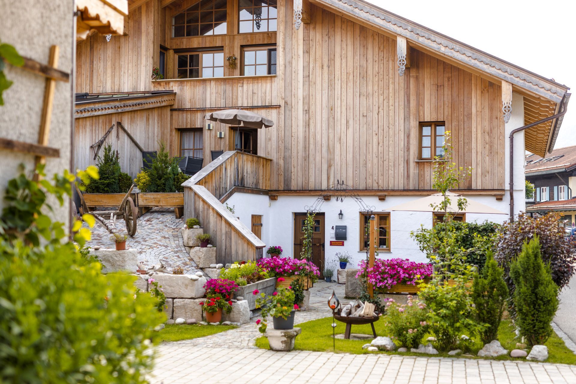 Göllner Hof, Ansicht mit Grillplatz und Terrasse im EG