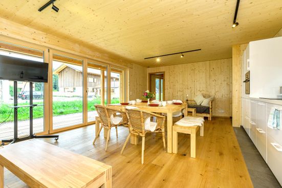 Große Fensterfront - Verdunkelungsmöglichkeit vorhanden