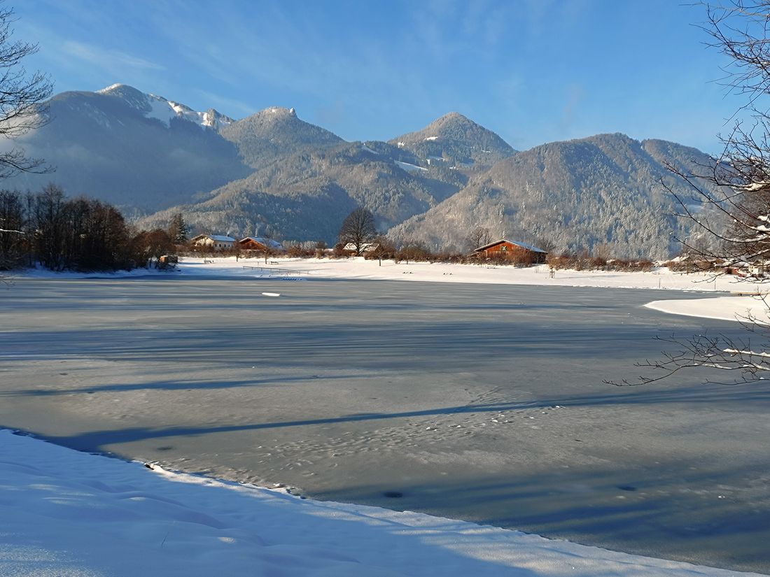 Winter am Reifinger See mit Bergblick zur Hochplatte und Friedensrat