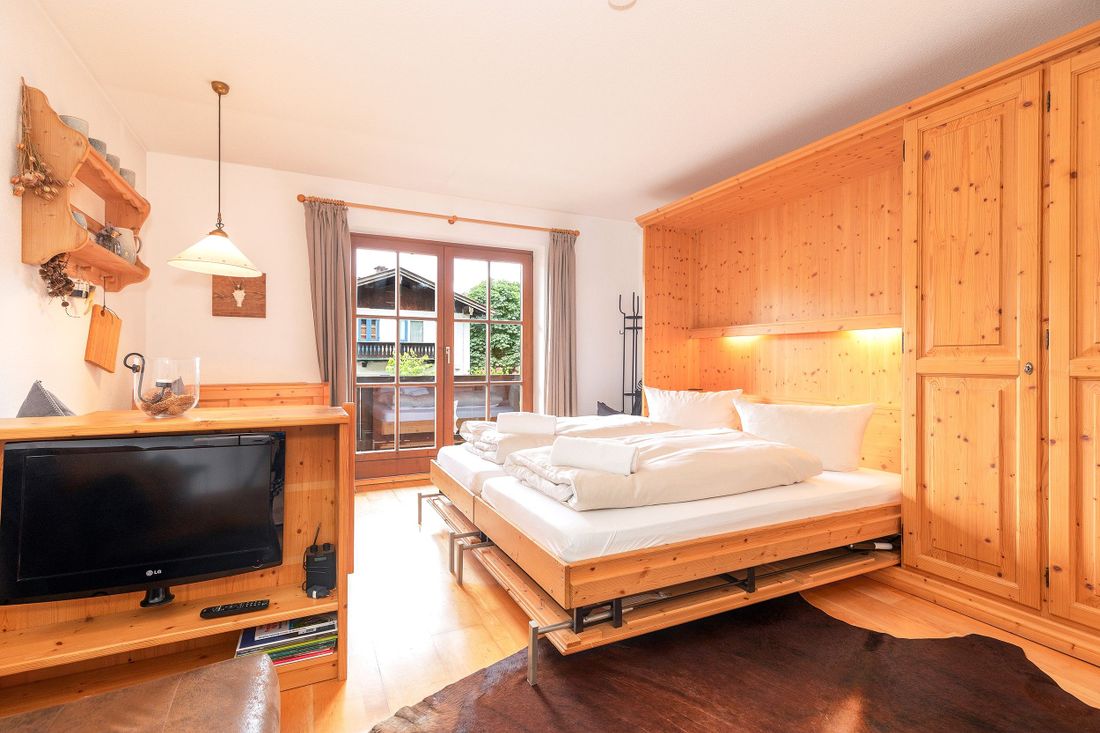 Schrankbett mit großem Wandschrank