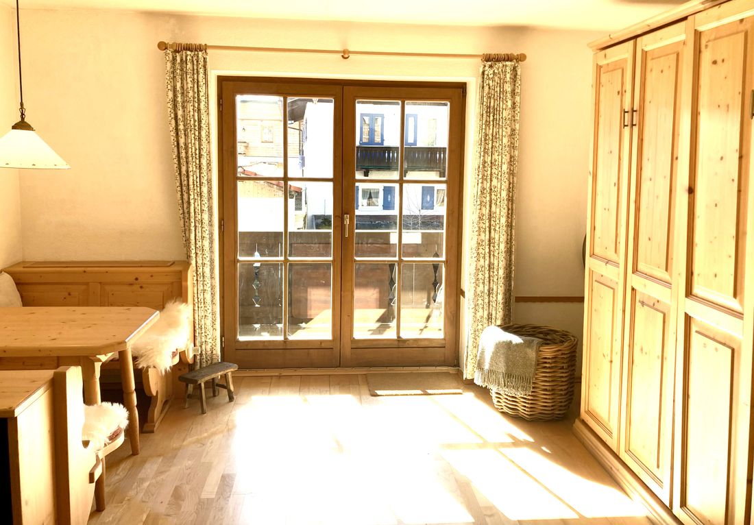 Wohn- und Essbereich mit privatem Balkon