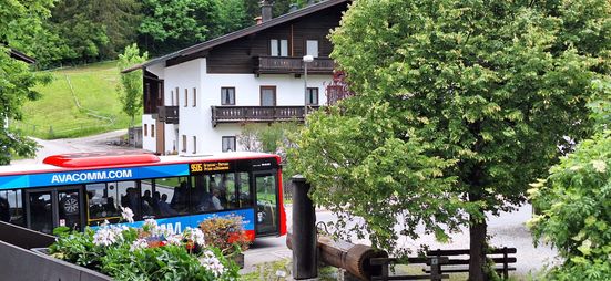 Bushaltestelle direkt vor dem Haus