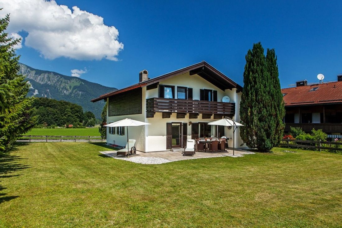 Hausansicht Sommer mit Terrasse