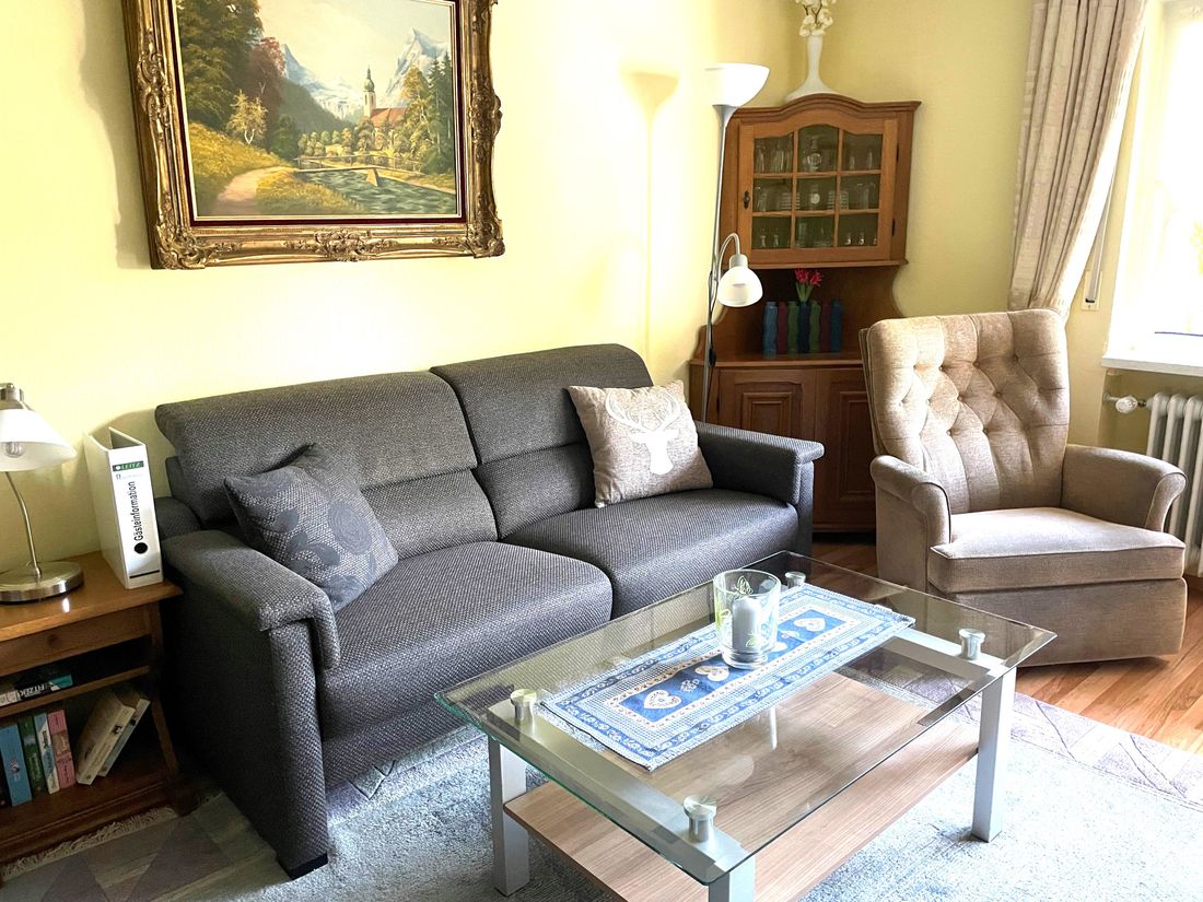 Großes, helles Wohnzimmer mit privatem Balkon